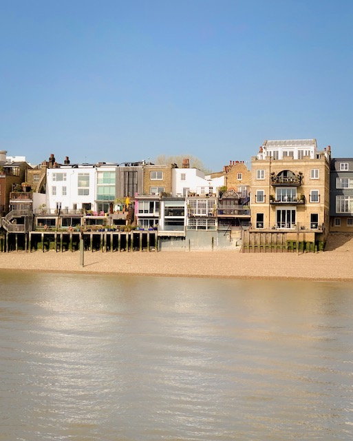 A section of the Thames at low tide