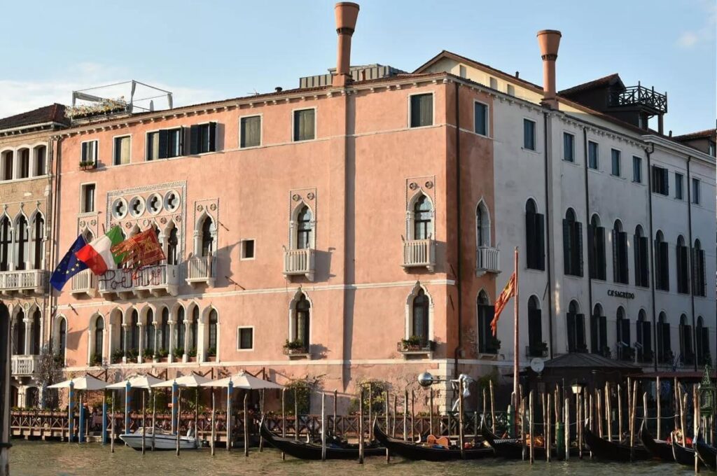 Exterior view of Ca' Sagredo from the Rialto bridge